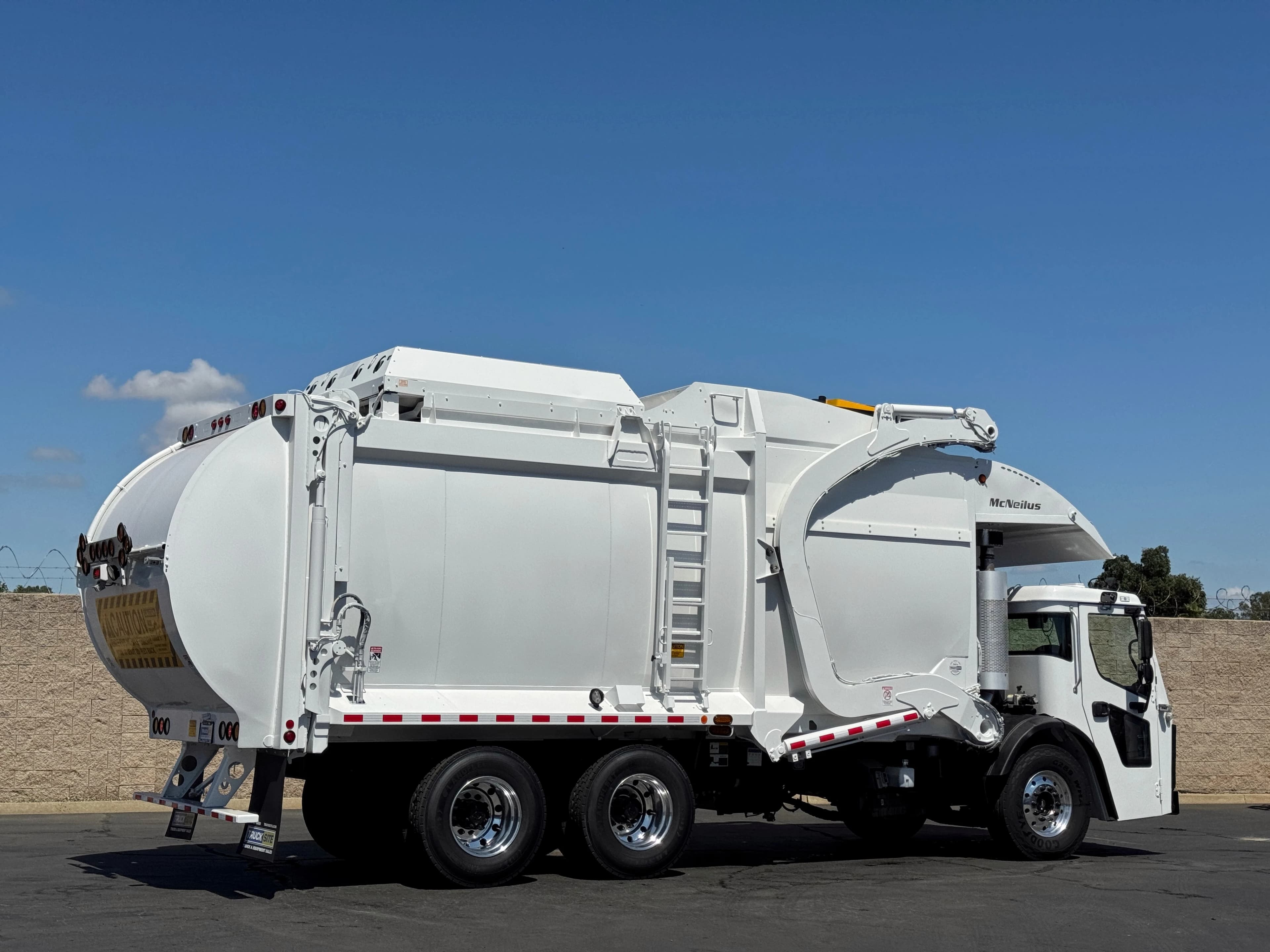2017 Mack LR600 McNeilus CNG 40 YD Front Loader