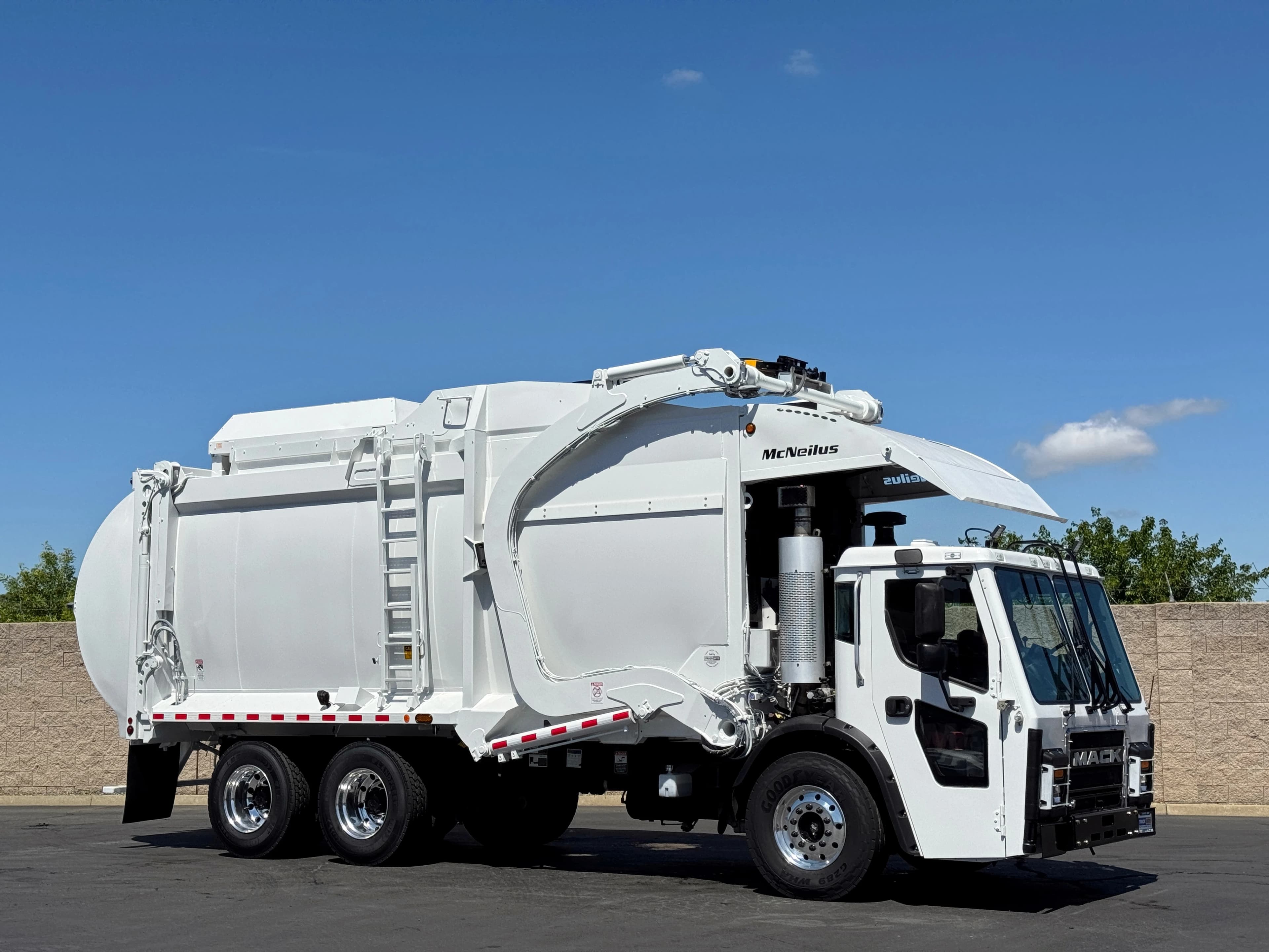 2017 Mack LR600 McNeilus CNG 40 YD Front Loader