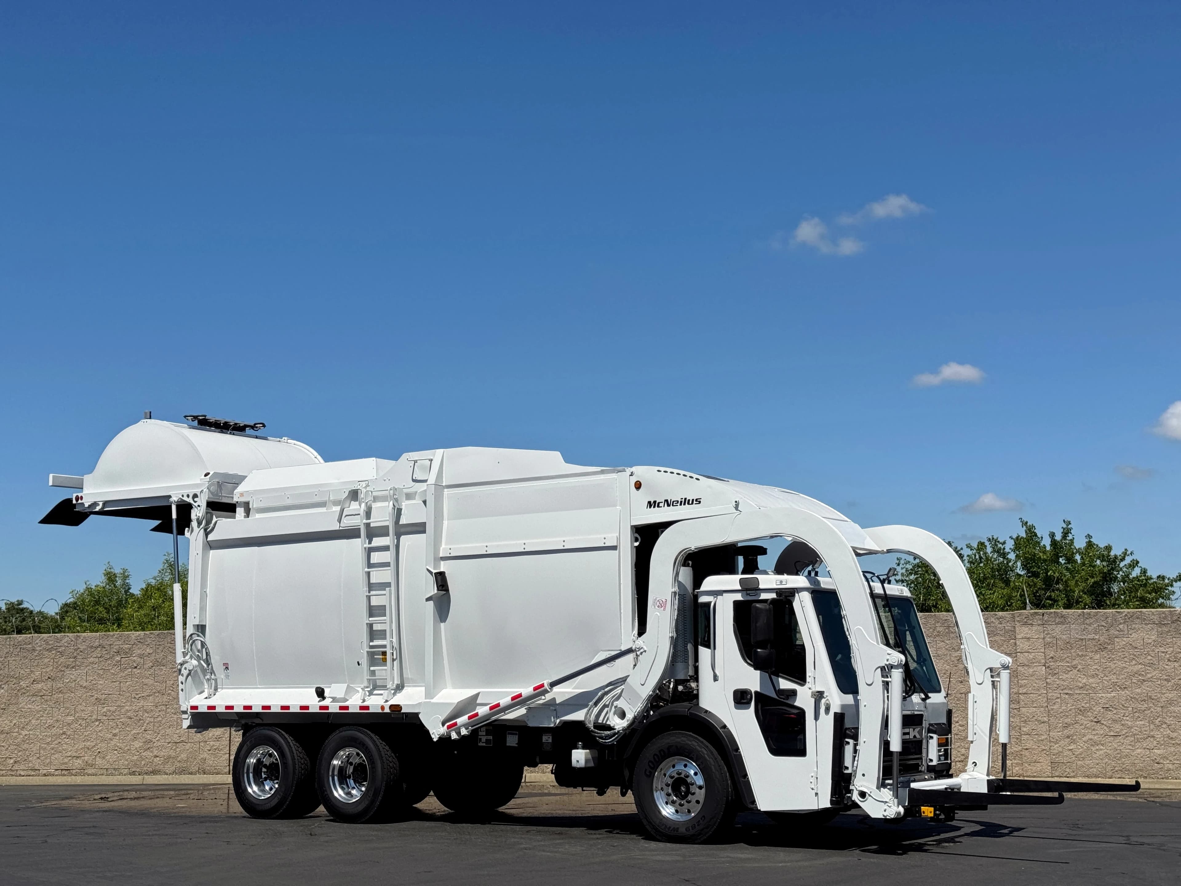 2017 Mack LR600 McNeilus CNG 40 YD Front Loader