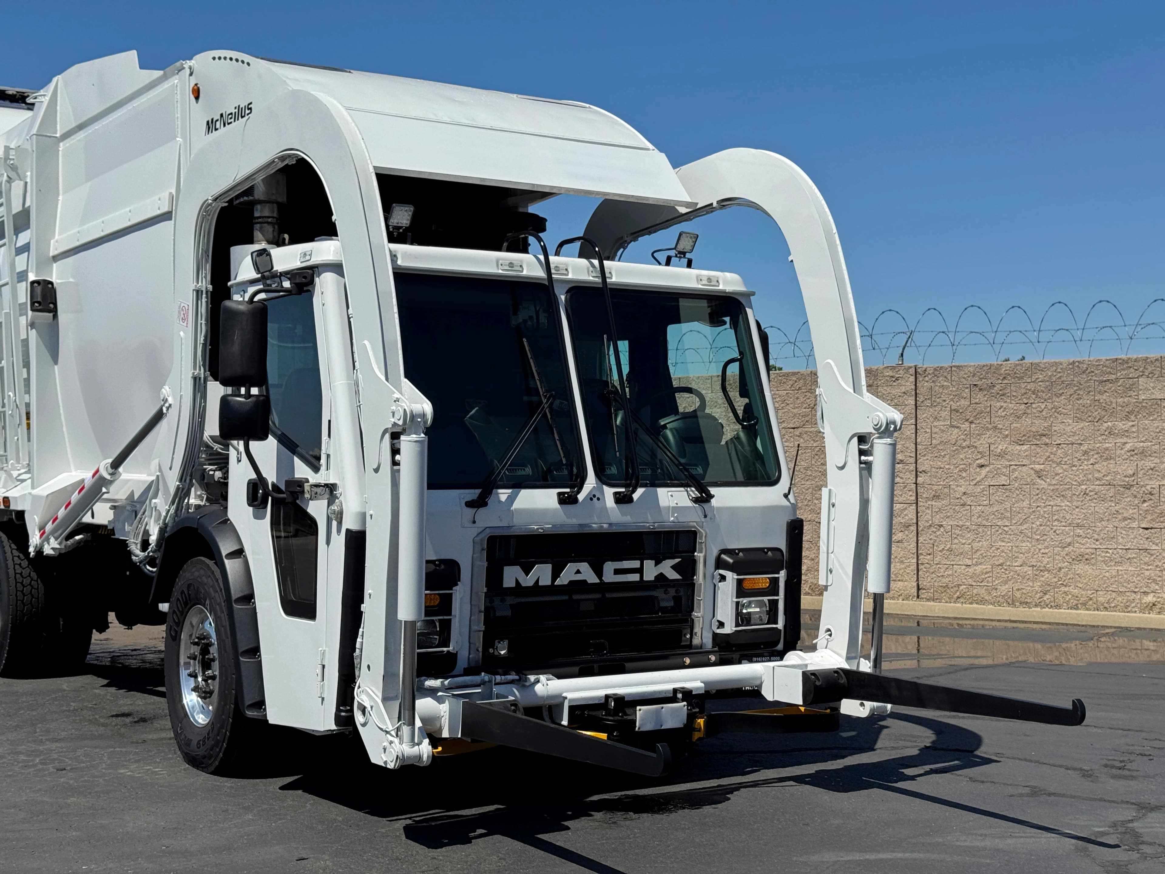 2017 Mack LR600 McNeilus CNG 40 YD Front Loader