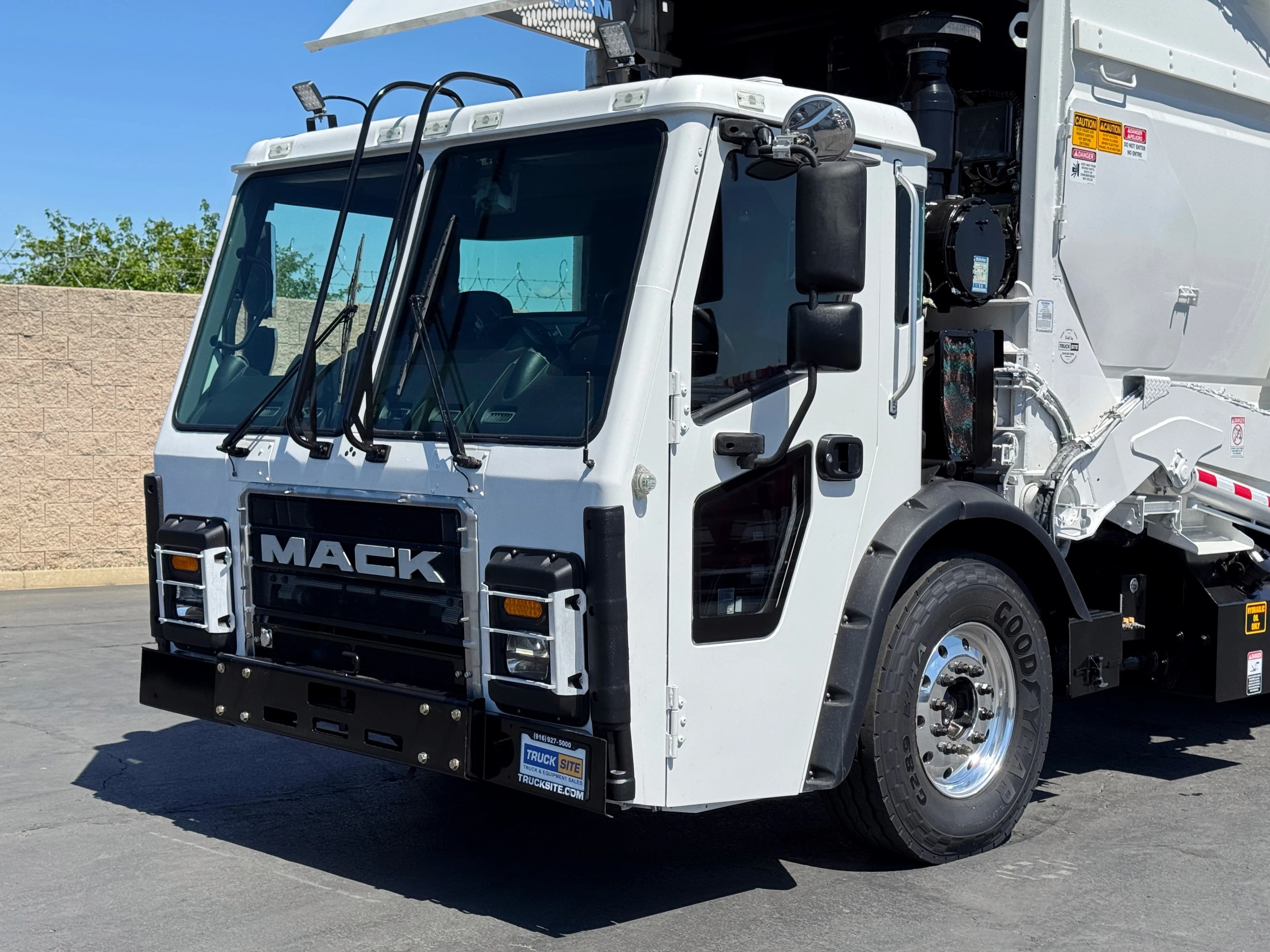 2017 Mack LR600 McNeilus CNG 40 YD Front Loader
