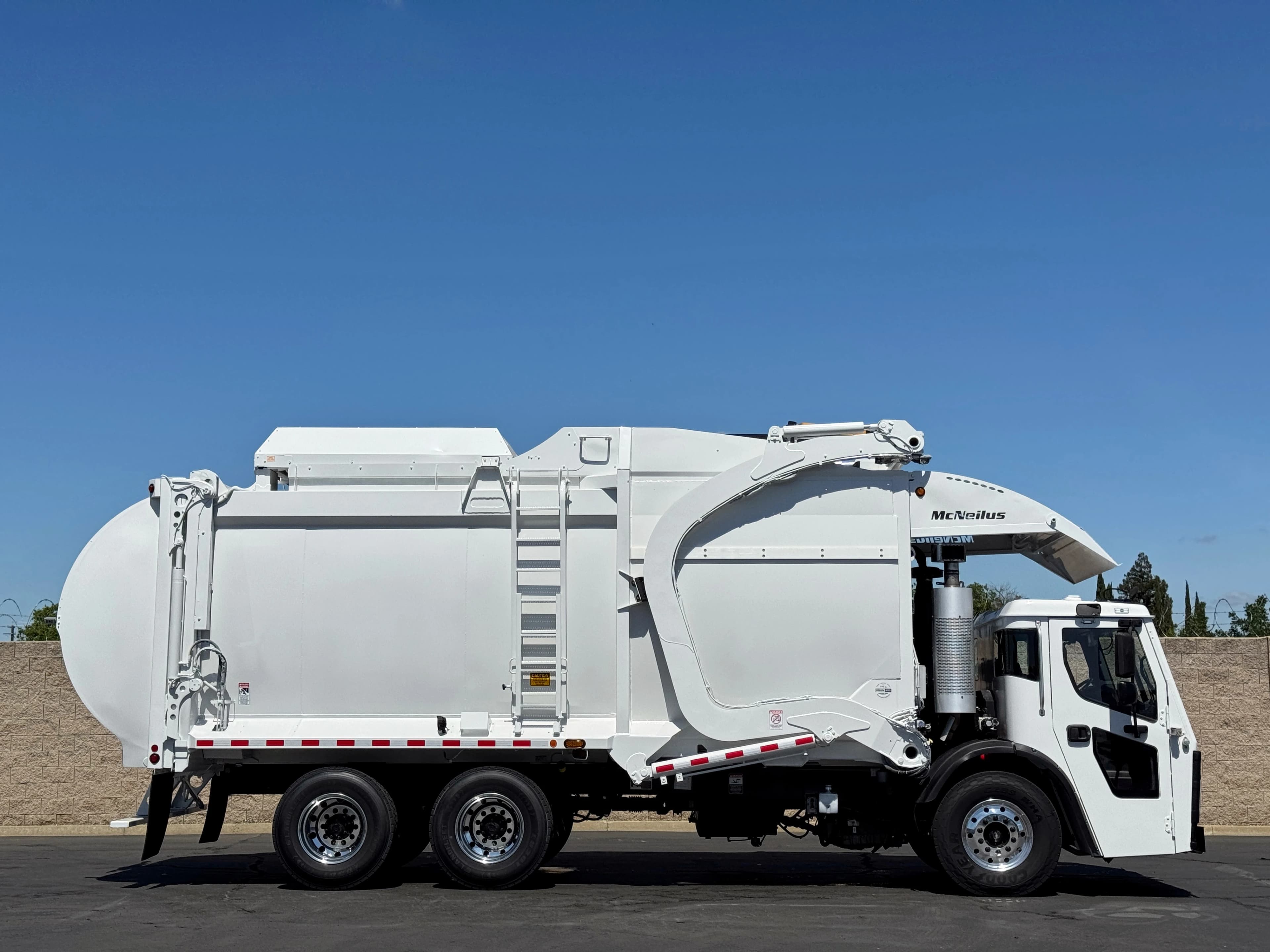 2017 Mack LR600 McNeilus CNG 40 YD Front Loader