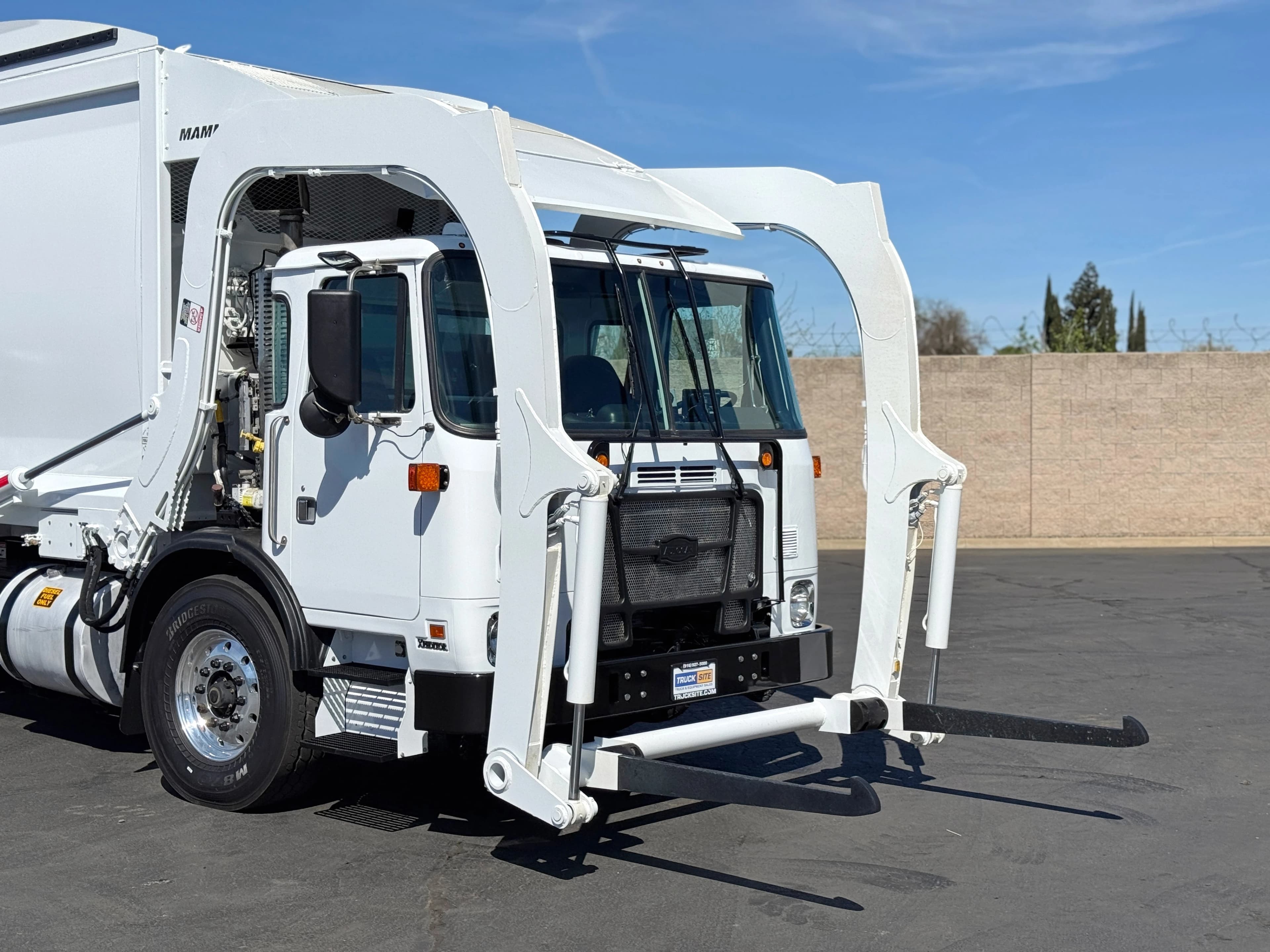 2016 Autocar New Way Mammoth 40 YD Front Load Garbage Truck