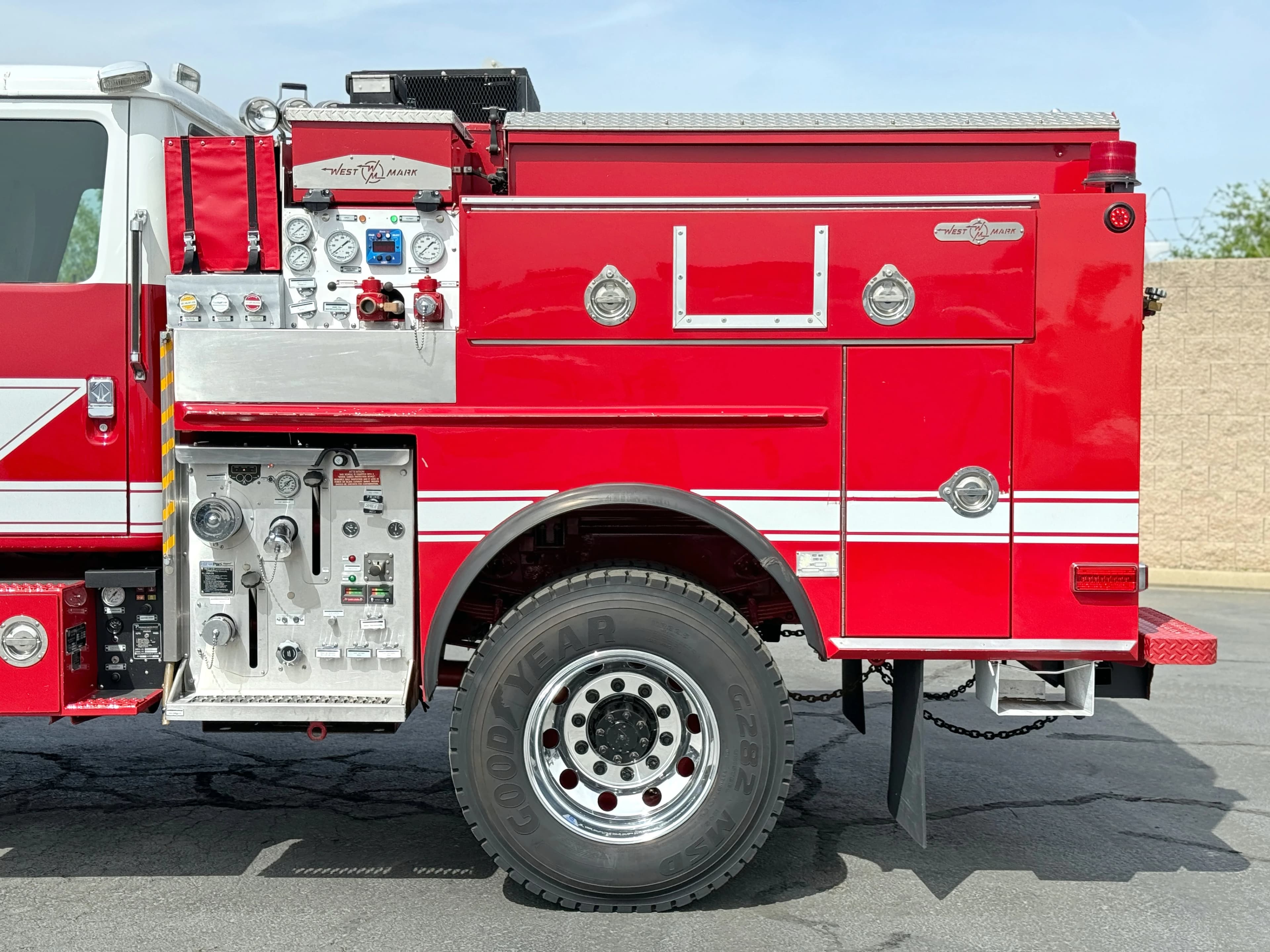 2001 International 4800 4x4 Type 3 Fire Pumper