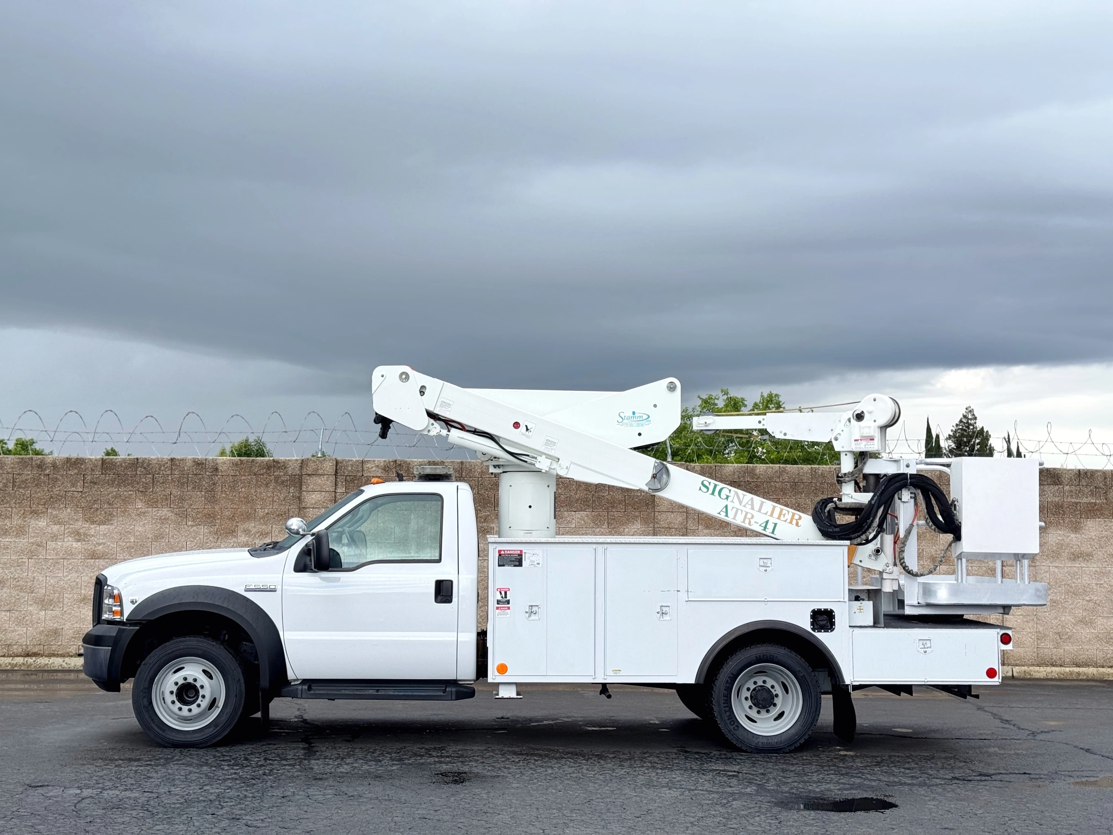 2007 Ford F550 Signalier ATR-41 Sign Crane Platform Lift