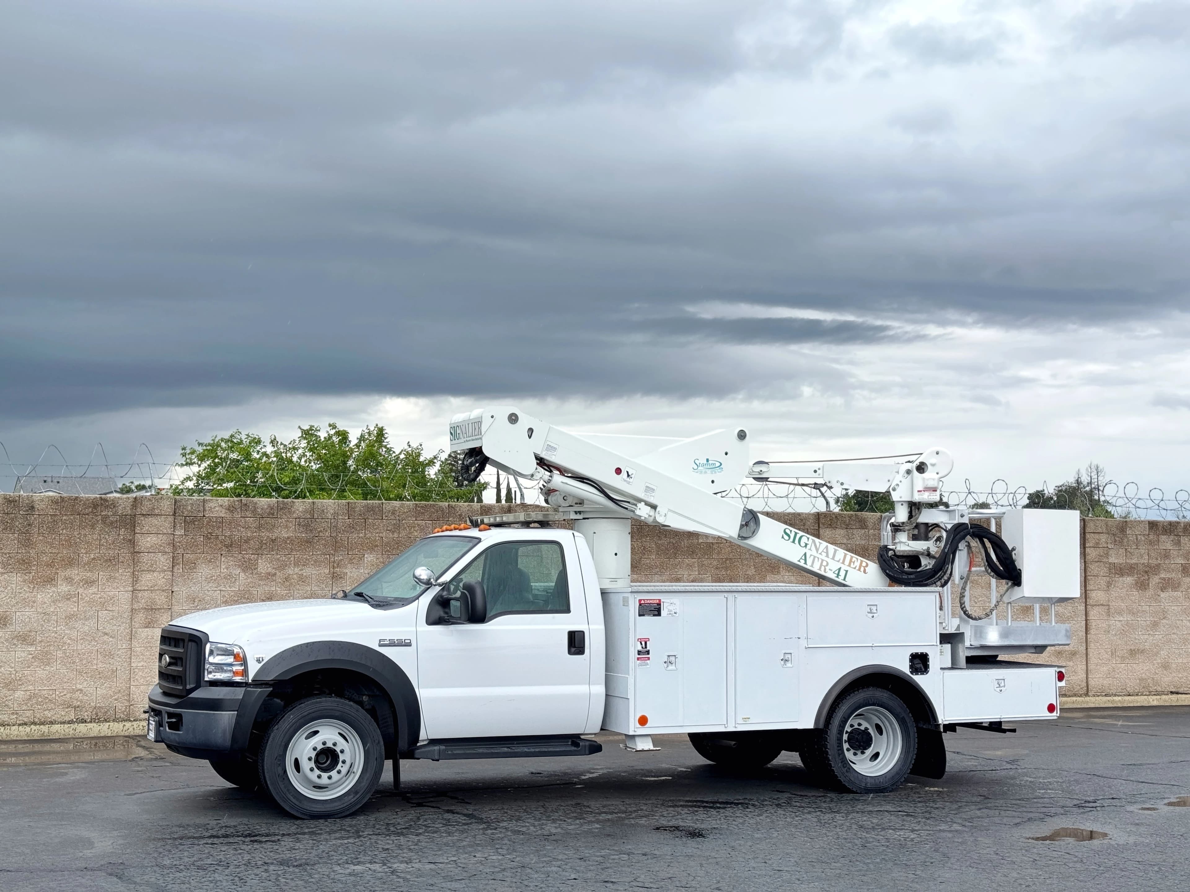 2007 Ford F550 Signalier ATR-41 Sign Crane Platform Lift