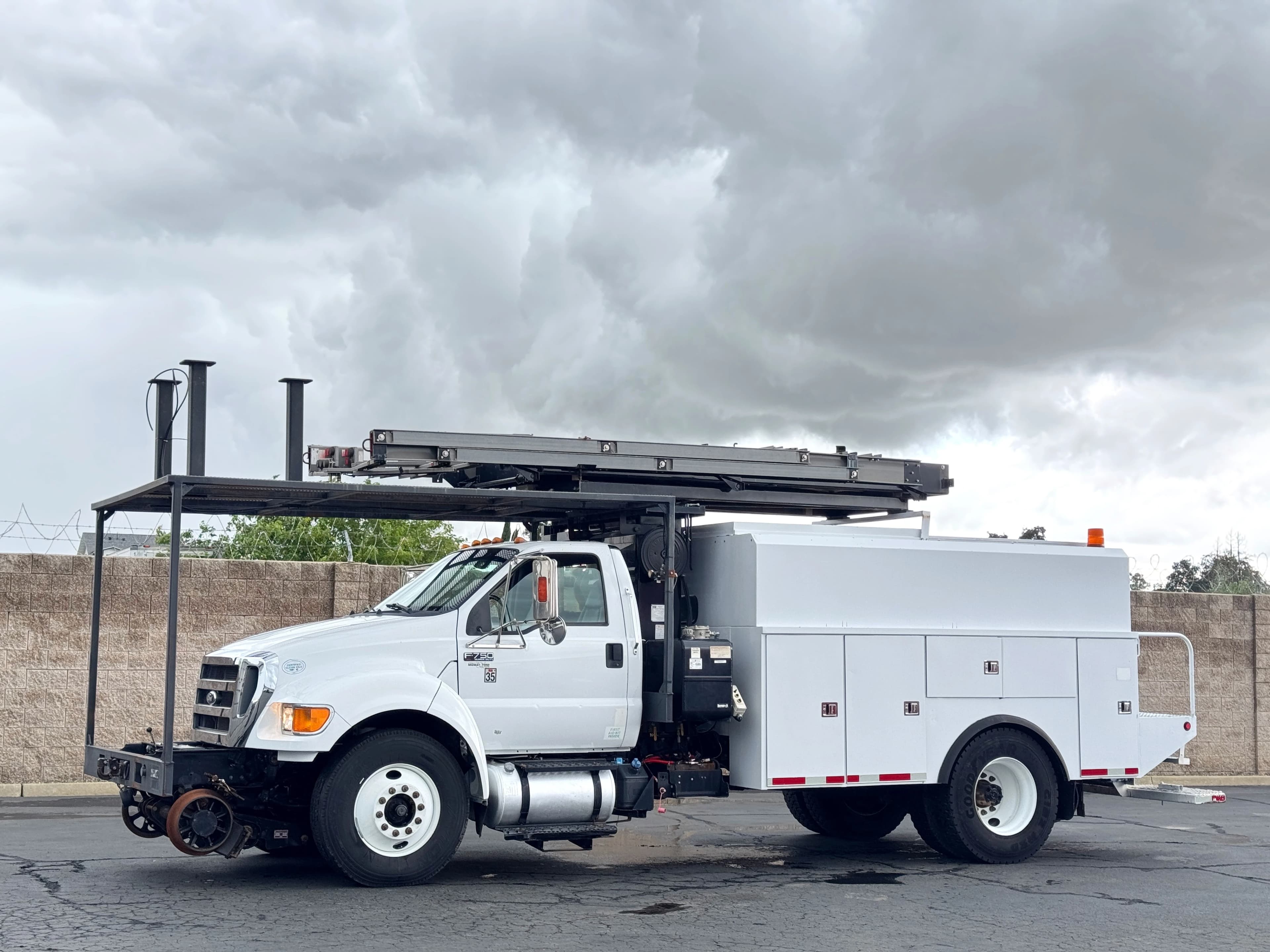 2013 Ford F750 Hi-Rail Gear Platform Lift Truck